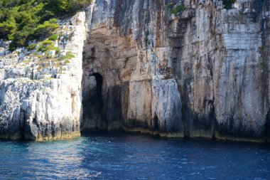 Yunanistan 'ın Paxos adasındaki mavi mağara girişlerinden biri.