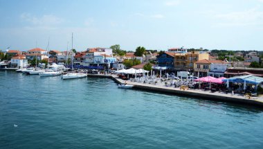 KERAMOTİ, GREECE - 21 AĞUSTOS 2017: Yat Keramoti Limanı 'nda güzel bir yaz günü