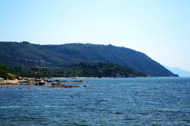 Yunanistan 'ın Halkidiki kentindeki Athos Dağı yakınlarındaki Uranopolis antik kentinde bir plaj manzarası.