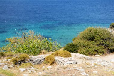 Yunanistan 'da bir uçurumdan güzel deniz manzarası