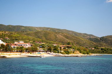 Atina Dağı yakınlarındaki Ouranoupolis kentinin manzarası, Halkidiki, Yunanistan.