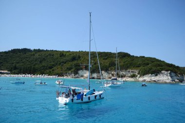 PAXI, ANTIPAXI, GREECE - 10 AĞUSTOS 2018: Paxi, Antipaxi adası yakınlarındaki tekneler.