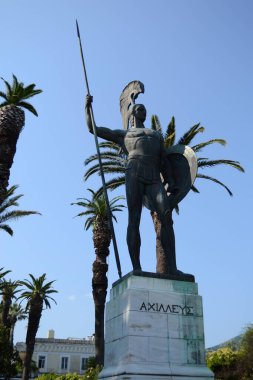 CORFU, GREECE - 11 Ağustos 2018 Achilleion saray bahçesindeki Achilles heykeli. Sissi İmparatoriçesi Sarayı.