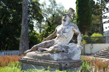 Achilleion, Korfu 'da ölen Aşil heykelinin önü..