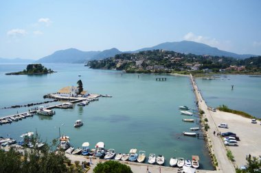 Halkiopoulos lagünü ile Vlacherna Manastırı yaya köprüsü ve Fare Adası, Korfu, Yunanistan.