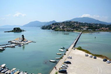 Halkiopoulos lagünü ile Vlacherna Manastırı yaya köprüsü ve Fare Adası, Korfu, Yunanistan.