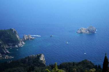 Güzeller Vista turistik noktasından Paleokastritsa koylarının manzarası.