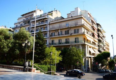 Bu SALONIKI, GREECE - 25 Ağustos 2017: Agiou Dimitriou caddesi ile Aristo caddesi arasındaki kavşakta bulunan tipik apartman binaları.
