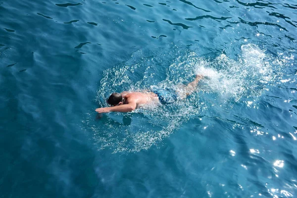 SYVOTA, GREECE - 12 Ağustos 2018: iyon denizinde yüzen adam.