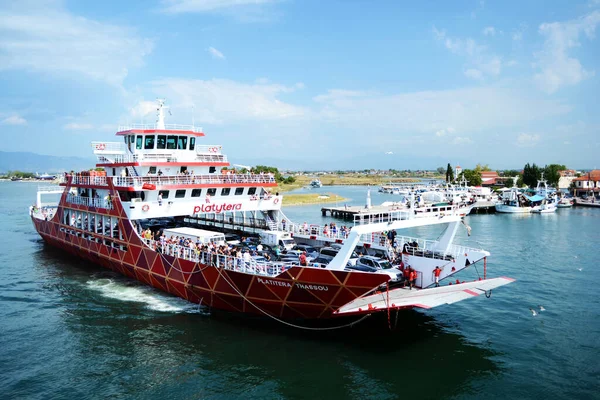Keramoti Grecia Agosto 2017 Paisaje Keramoti Con Ferry Rojo Puerto — Foto de Stock