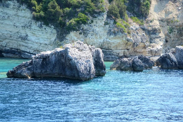 Die Felsige Küste Der Insel Antipaxos Mit Einer Schönen Farbe — Stockfoto