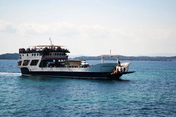Ouranoupoli Grécia Agosto 2017 Transporte Balsas Trânsito Entre Ilhas Continente — Fotografia de Stock