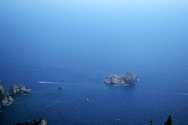 Güzeller Vista turistik noktasından Paleokastritsa koylarının manzarası.