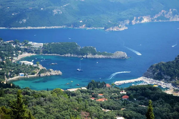 Güzeller Vista turistik noktasından Paleokastritsa koylarının manzarası.