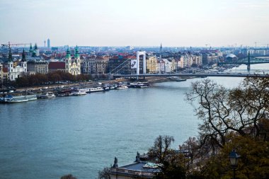 BUDAPEST, HUNGARY - 25 Kasım 2019: Elisabeth köprüsü, Buda ve Pest 'i Tuna Nehri üzerinden birbirine bağlayan üçüncü yeni köprü.