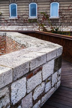 Budapeşte, Macaristan 'daki Budapeşte kraliyet kalesinin avlusundaki köprü..