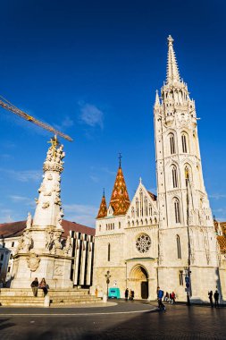 BUDAPEST, HUNGARY - 25 Kasım 2019: Matthias Kilisesi Kutsal Üçleme Meydanı 'nda Budin Kalesi' nin kalbinde Balıkçı Kalesi 'nin önünde yer alan bir Roma Katolik kilisesidir..