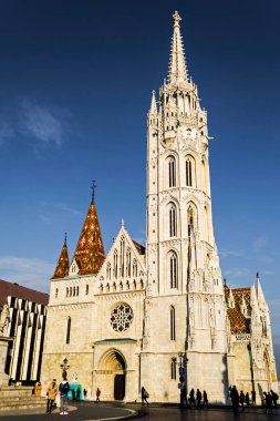 BUDAPEST, HUNGARY - 25 Kasım 2019: Matthias Kilisesi Kutsal Üçleme Meydanı 'nda Budin Kalesi' nin kalbinde Balıkçı Kalesi 'nin önünde yer alan bir Roma Katolik kilisesidir..