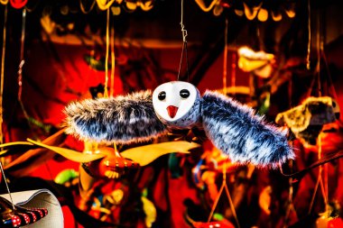 BUDAPEST, HUNGARY - 25 Kasım 2019: Budapeşte Noel Pazarı 'ndan hediye olarak alınan el yapımı oyuncaklar.