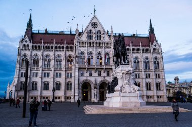 BUDAPEST, HUNGARY - 25 Kasım 2019: Macaristan Parlamento Binası Macaristan 'ın önemli bir simgesi ve Budapeşte' de popüler bir turizm beldesi olan Macaristan Ulusal Meclisi 'nin merkezidir..