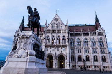 BUDAPEST, HUNGARY - 25 Kasım 2019: Macaristan Parlamento Binası Macaristan 'ın önemli bir simgesi ve Budapeşte' de popüler bir turizm beldesi olan Macaristan Ulusal Meclisi 'nin merkezidir..