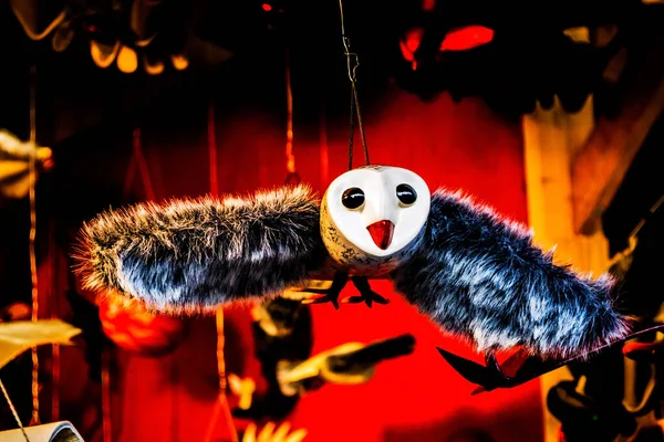 BUDAPEST, HUNGARY - 25 Kasım 2019: Budapeşte Noel Pazarı 'ndan hediye olarak alınan el yapımı oyuncaklar.