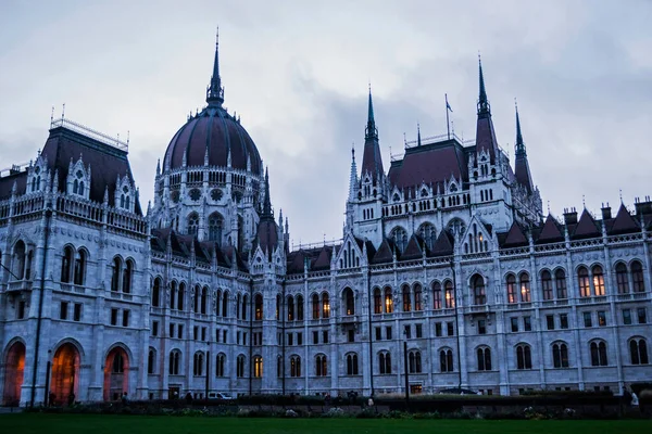 Macaristan Parlamento Binası, Macaristan 'ın önemli bir simgesi ve Budapeşte' de popüler bir turizm merkezidir..