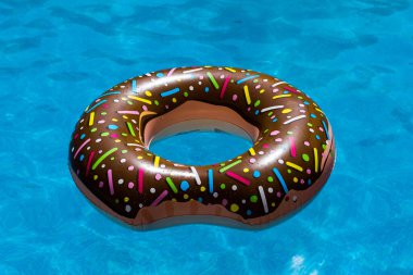 Donut can simidi mavi havuza atıldı..