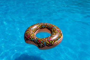 Donut can simidi mavi havuza atıldı..