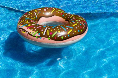 Donut can simidi mavi havuza atıldı..