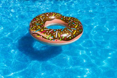 Donut can simidi mavi havuza atıldı..
