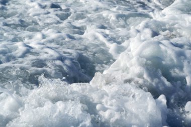Feribotun akım akışında köpüklü deniz kabarcıkları.