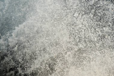 Feribotun akımında köpüklü deniz.