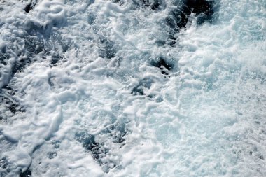 Feribotun akım akışında köpüklü deniz kabarcıkları.