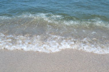 Romanya 'da, Karadeniz' de kumsalda ezici dalgaların güzel manzarası.