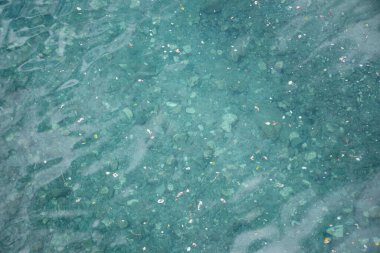 Sakin ve berrak nehir suyu. Altta kum ve çakıl var..