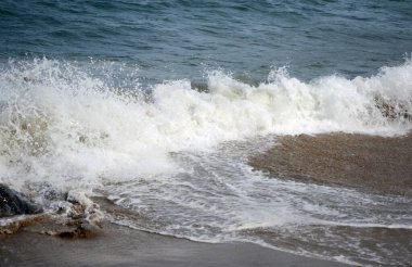 Ege kıyısı, Yunanistan ve Nea Vrasna 'da su damlaları.