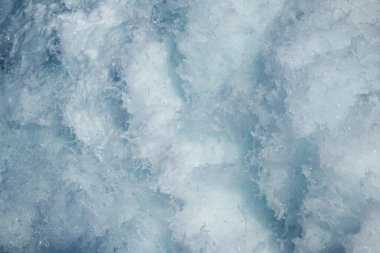 Feribotun pervane akımındaki iyon denizinin köpüğü..