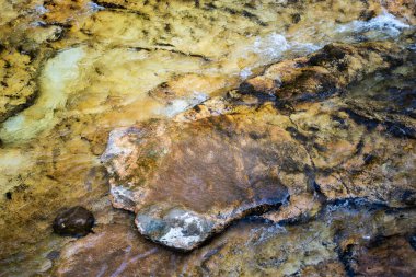 Üniformalı taş yataklı temiz bir dağ nehrinin yüzeyinde.