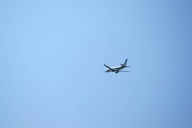 CORFU, GREECE - 11 Ağustos 2018: Yunanistan 'daki Corfu kasabası üzerinde Boeing 737 uçağı.