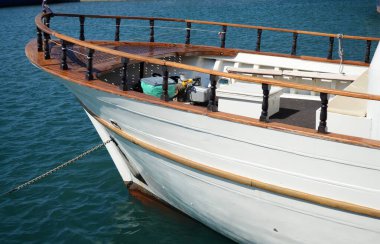 Teknenin pruva detayları. İyon Denizi 'ne demir atmış bir tekne. Yunanistan.