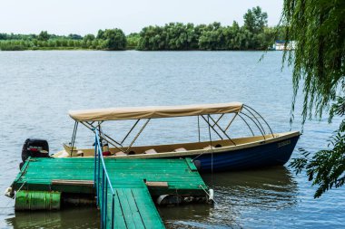 DANUBE DELTA, ROMANIA - 15 AĞUSTOS 2019 Tuna Deltası 'nda güzel bir manzara, kıyı şeridinde yelken açmak için tekneler.