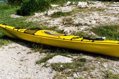 DAMBOVITA, ROMANIA - 04 Temmuz 2021: Sarı kano göl kenarında.