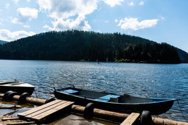 Belis Fantanele Gölü 'yle manzara, Gilaului Dağları' ndan yapay birikim gölü, Cluj County. Romanya.
