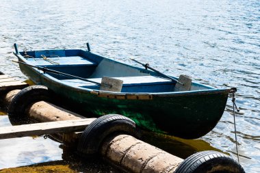 Tekne kıyıya demir attı. Belis Fantanele Gölü, Apuseni Dağları, Romanya.