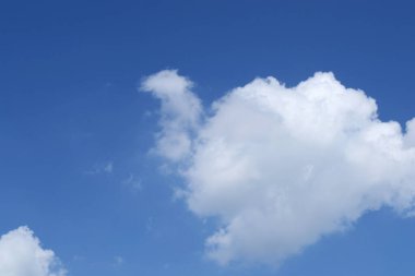 Güzel mavi gökyüzünde pofuduk beyaz bulutlar