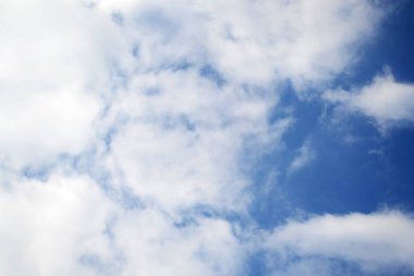 Güzel bir yaz gökyüzünde beyaz bulutlar.