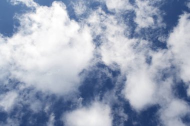 Güzel bir yaz gökyüzünde beyaz bulutlar.