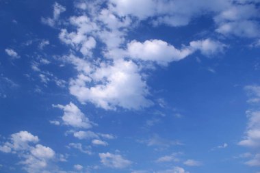 Güzel mavi gökyüzünde pofuduk beyaz bulutlar