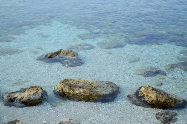 Agua Clara Del Mar Ioniano Con Grandes Piedras Orilla — Foto de Stock